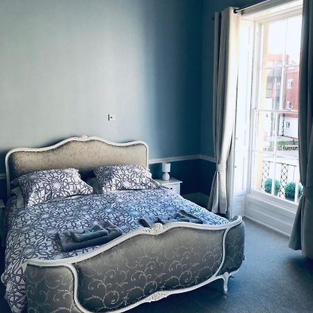 Regency Rooms Guesthouse เชลเทนแฮม ภายนอก รูปภาพ