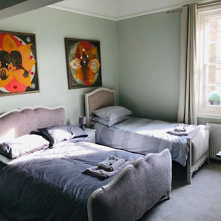 Regency Rooms Guesthouse เชลเทนแฮม ภายนอก รูปภาพ