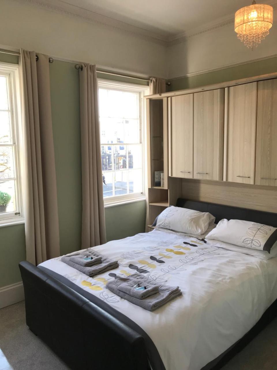 Regency Rooms Guesthouse เชลเทนแฮม ภายนอก รูปภาพ