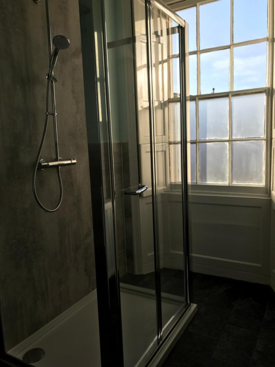Regency Rooms Guesthouse เชลเทนแฮม ภายนอก รูปภาพ